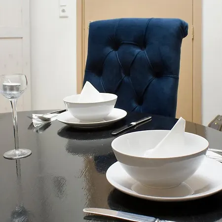Black Tulip Studio Apartment *